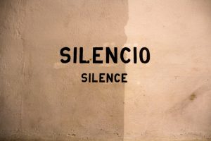 Silence in English and Spanish.