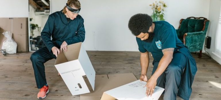 local movers lake city fl preparing cardboard boxes