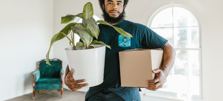 mover holding a plan and a moving box